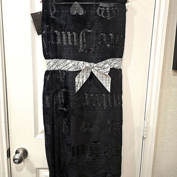 Juicy Couture Home Logp Crown & Heart Embossed Oversized Throw Blanket - Picture 3 of 7